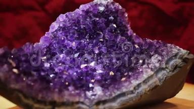 紫色紫水晶水晶大旋转，闪耀